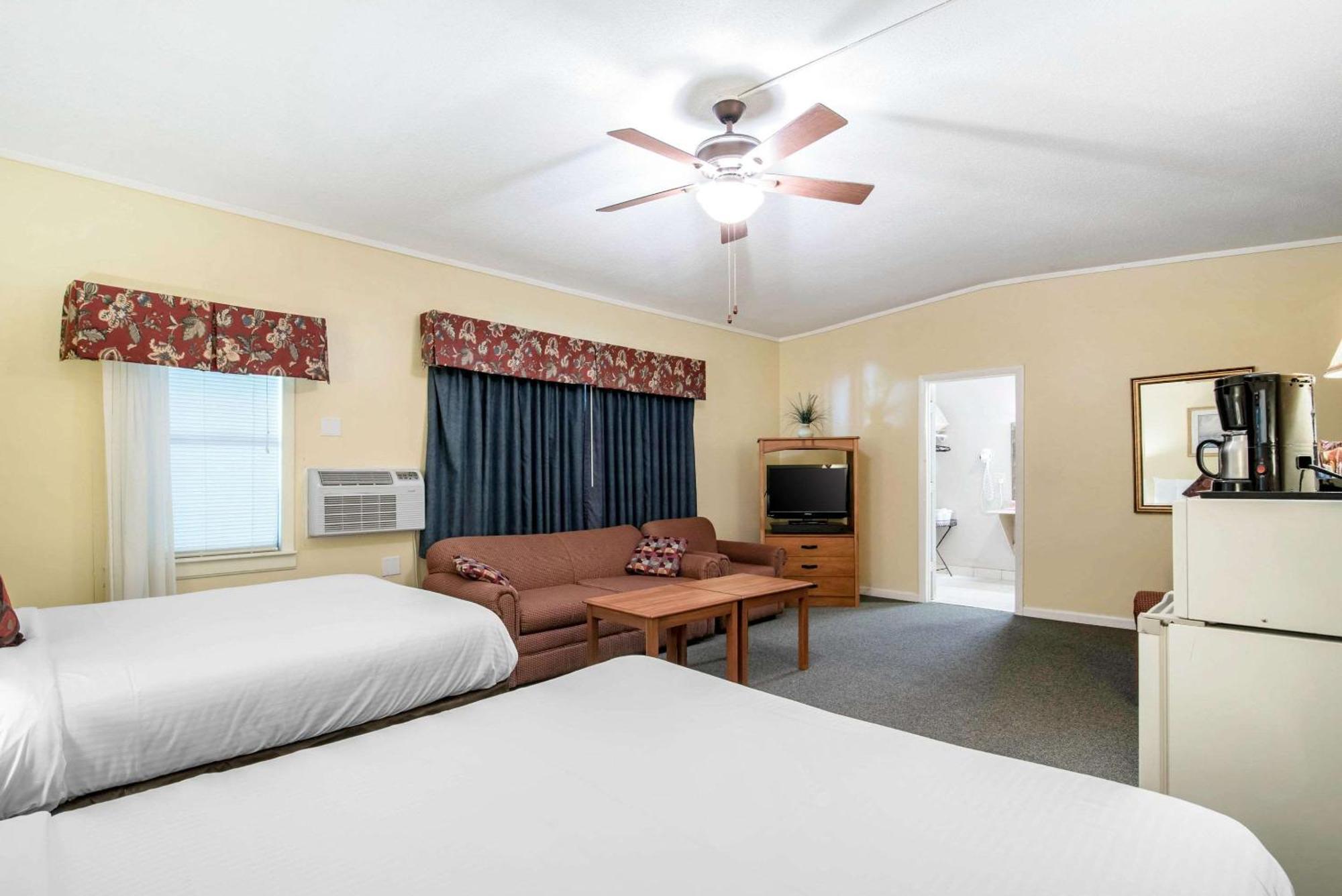 Tiltonlodge Inn & Suites Екстериор снимка