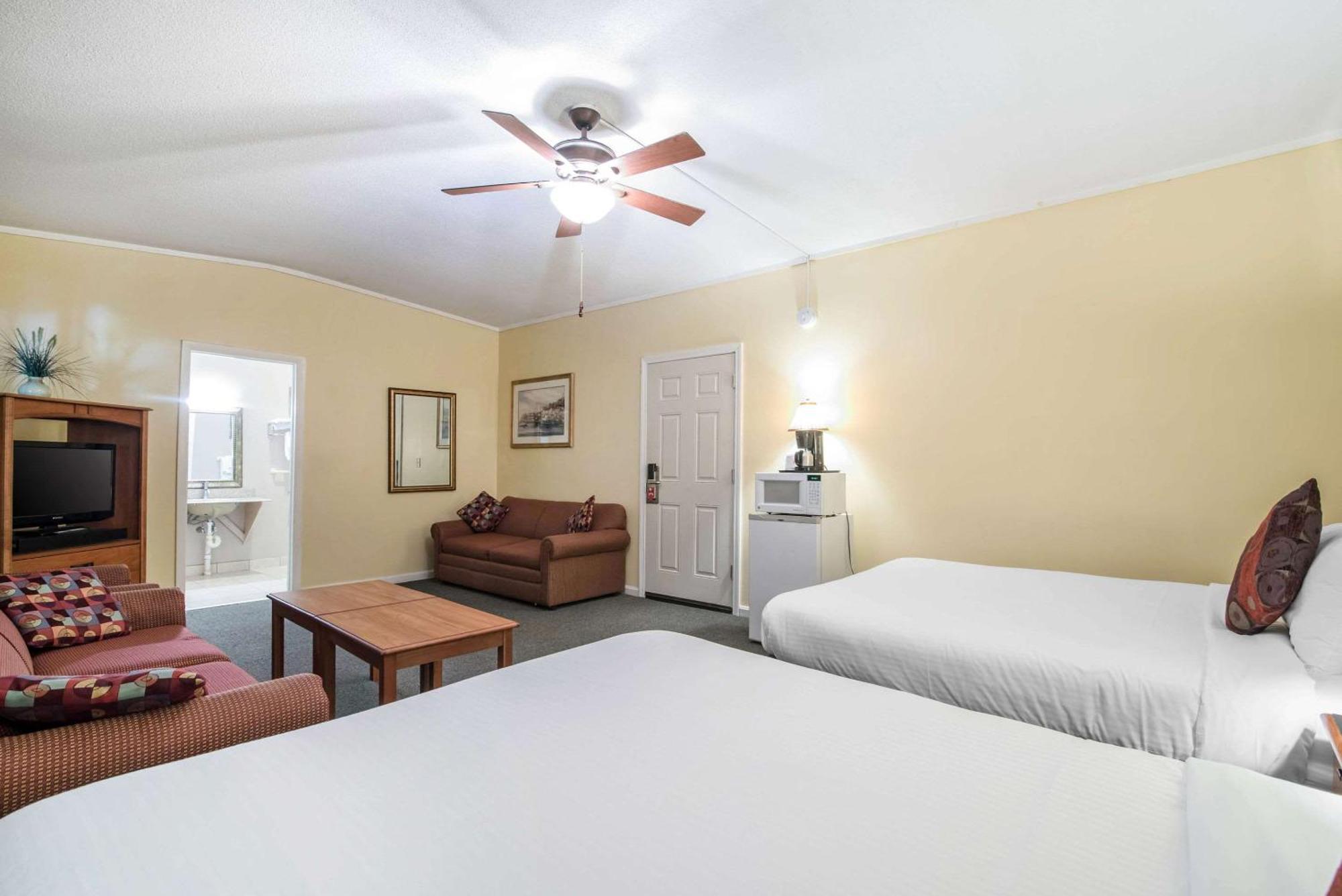 Tiltonlodge Inn & Suites Екстериор снимка
