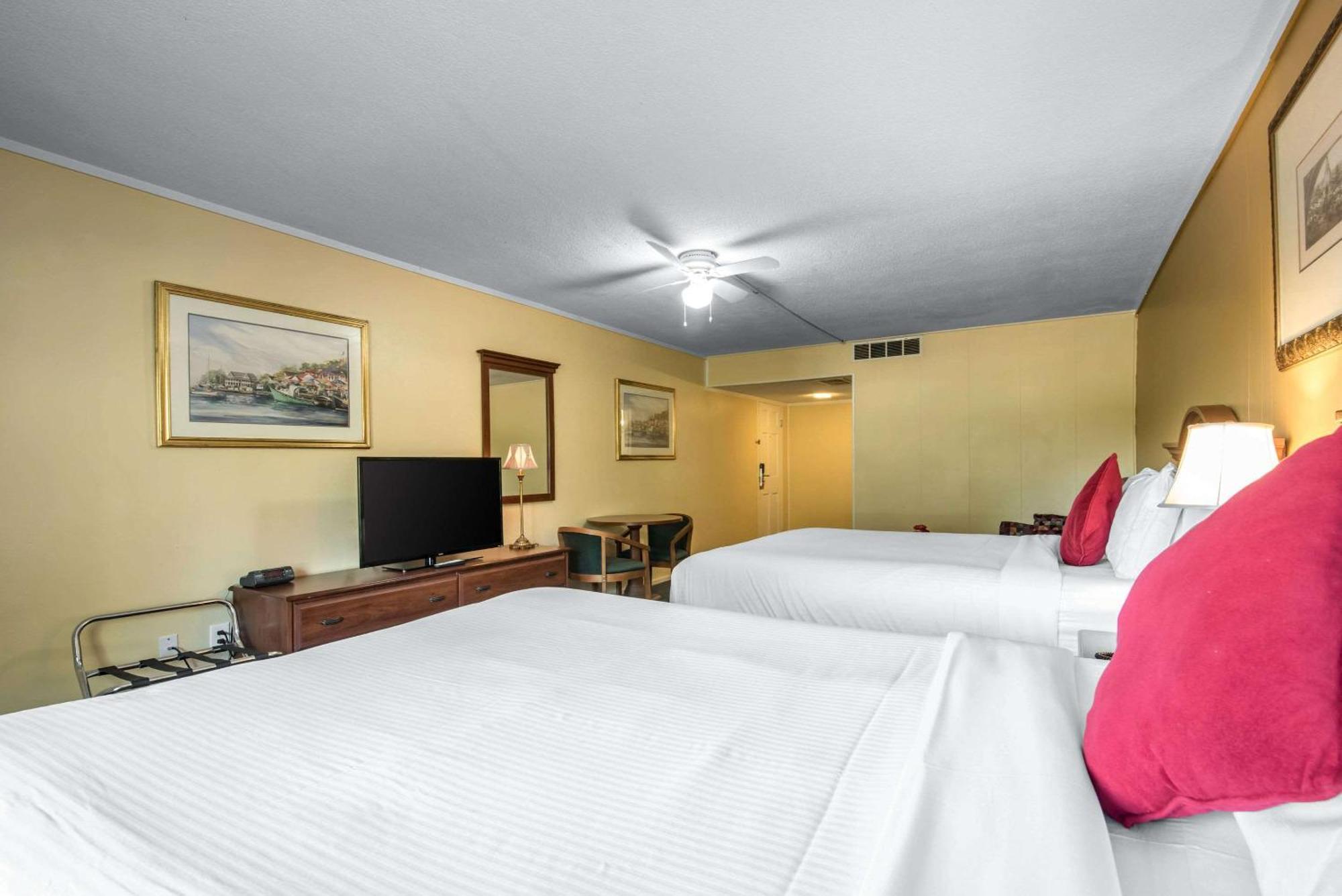 Tiltonlodge Inn & Suites Екстериор снимка