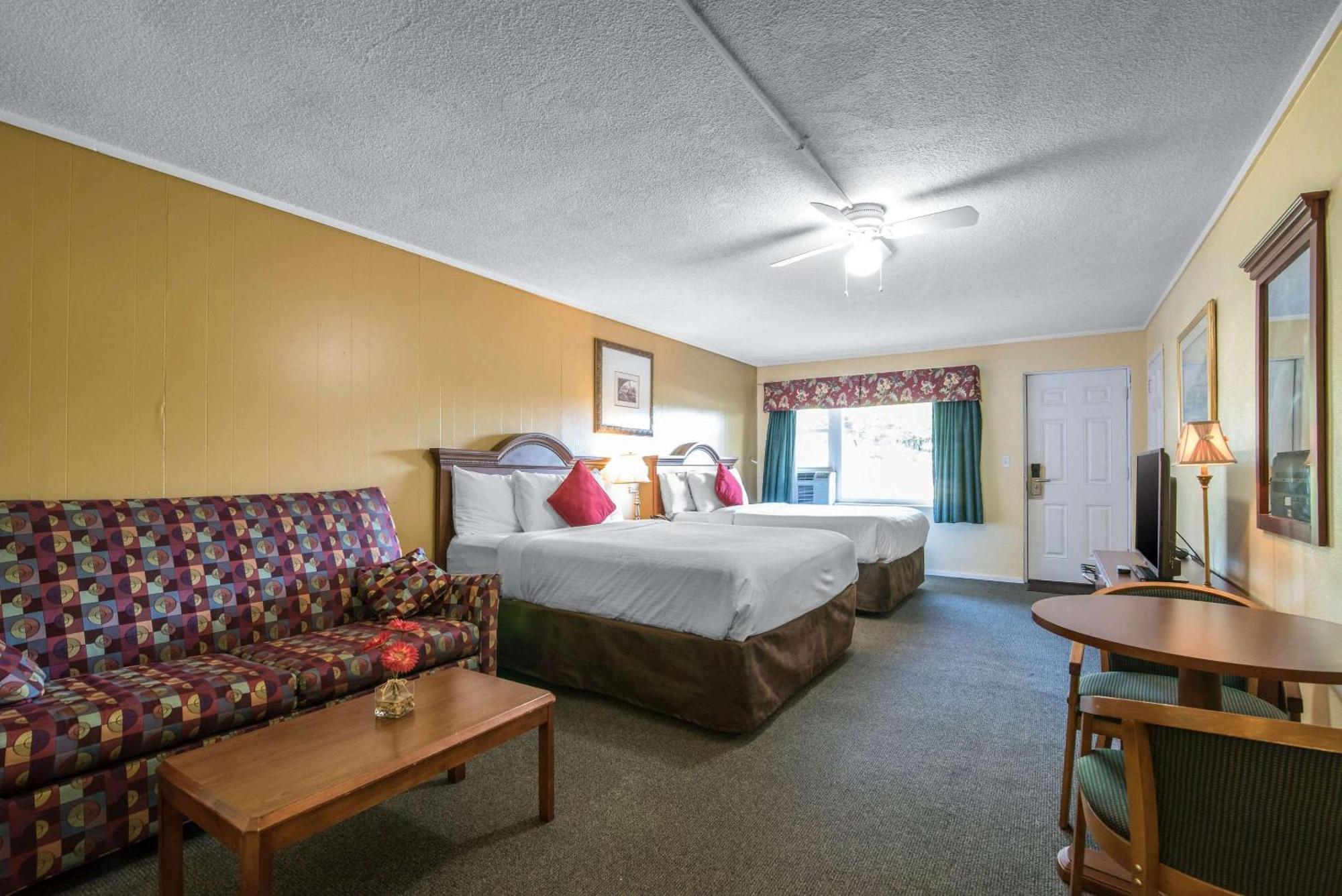 Tiltonlodge Inn & Suites Екстериор снимка