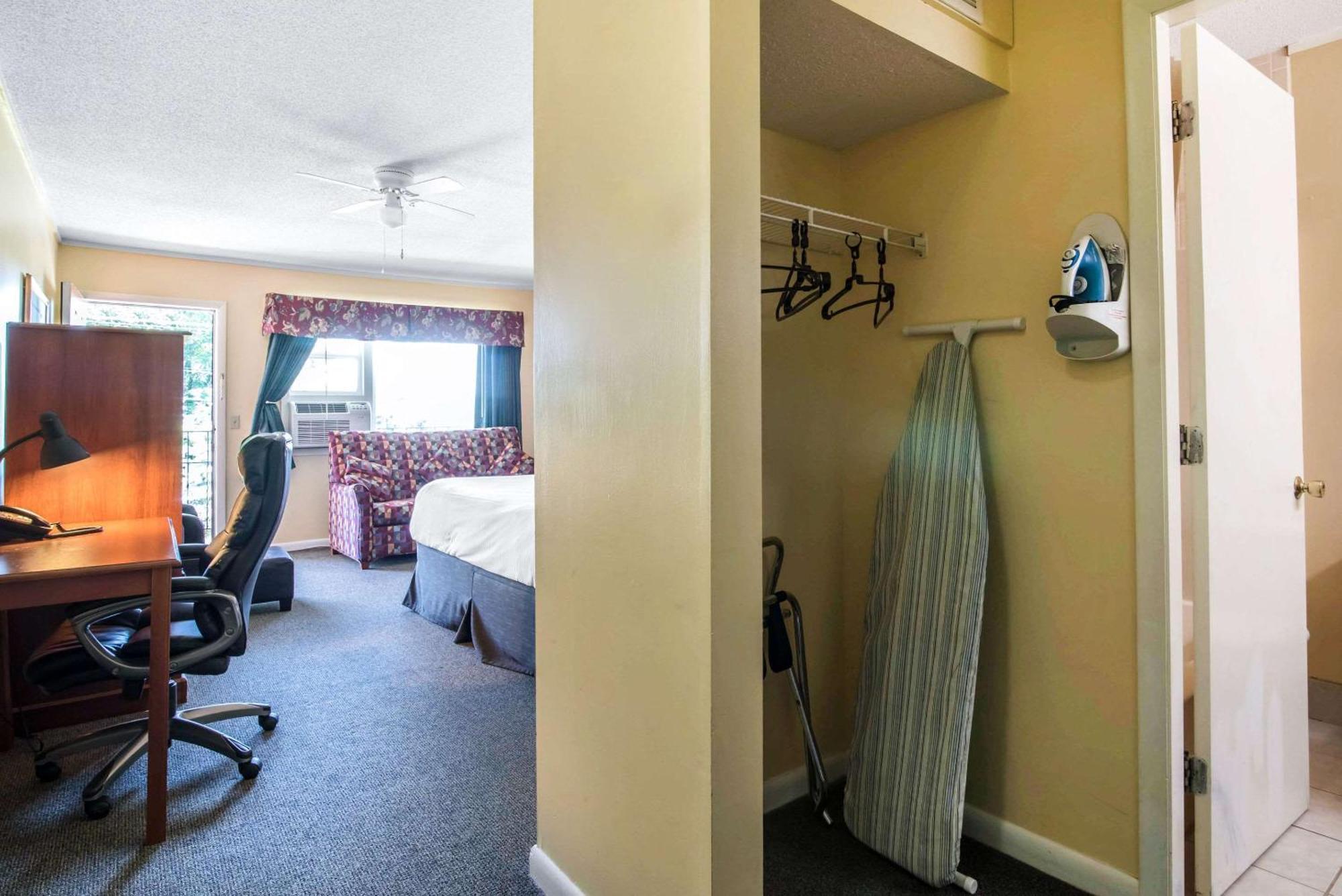 Tiltonlodge Inn & Suites Екстериор снимка