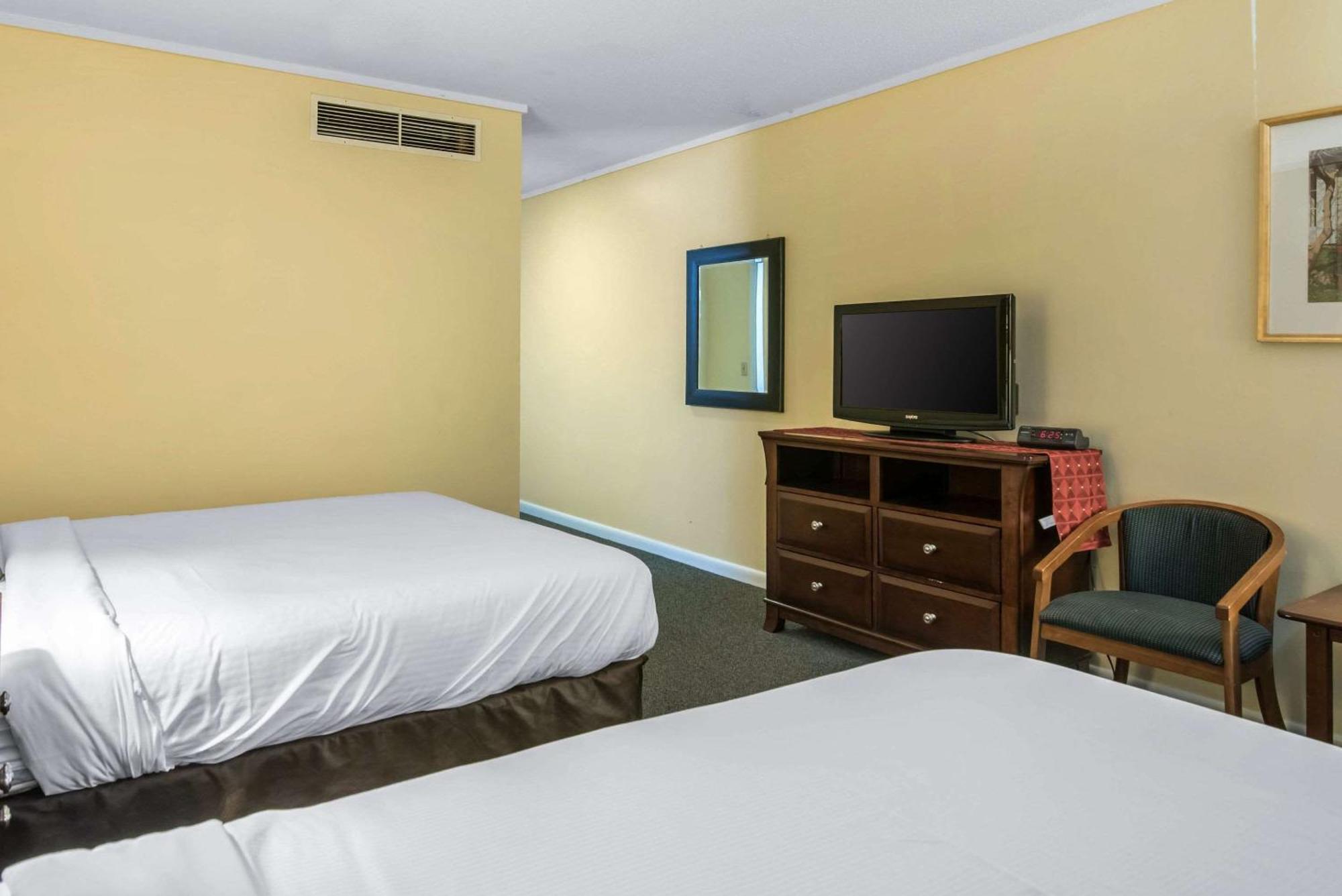 Tiltonlodge Inn & Suites Екстериор снимка