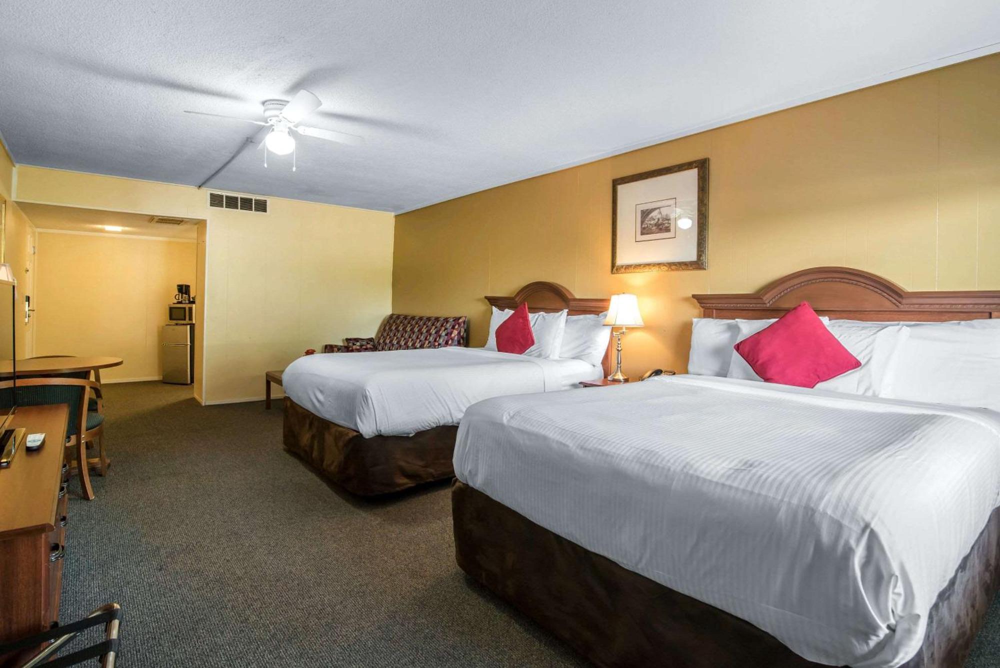 Tiltonlodge Inn & Suites Екстериор снимка