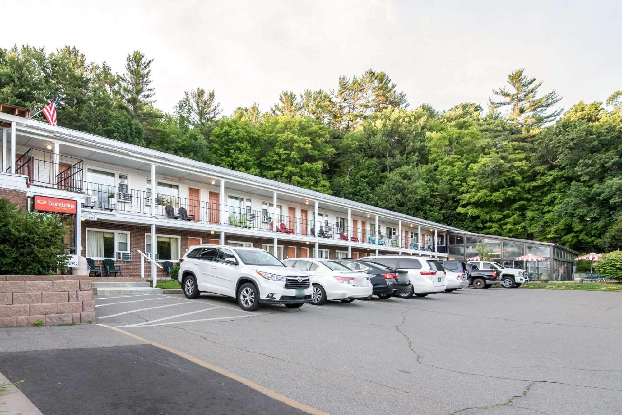 Tiltonlodge Inn & Suites Екстериор снимка