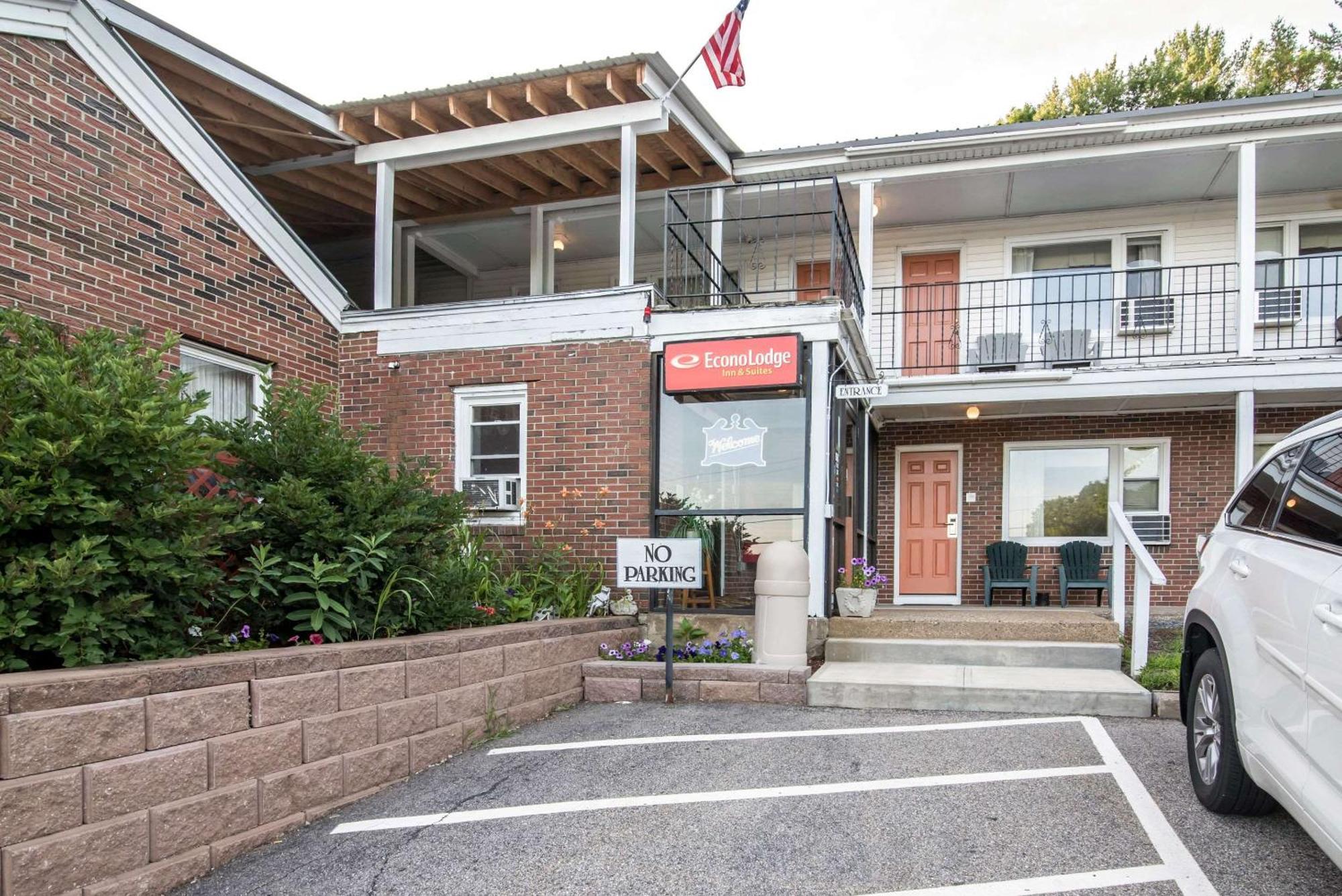 Tiltonlodge Inn & Suites Екстериор снимка